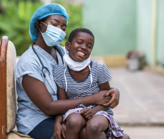gros-plan-d-un-garcon-et-d-un-medecin-portant-des-masques-sanitaires